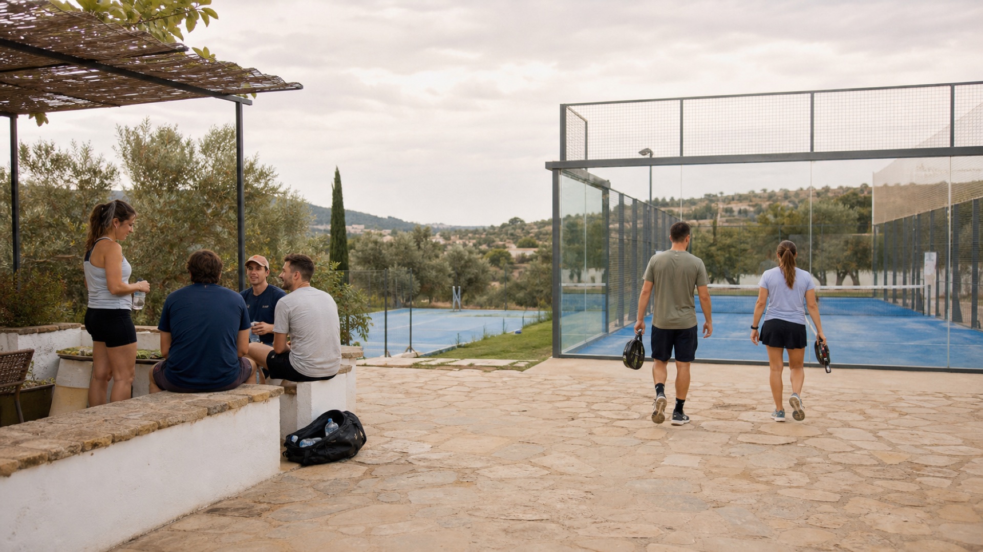 Elevation Padel Reisegruppe an einem Court in Andalusien